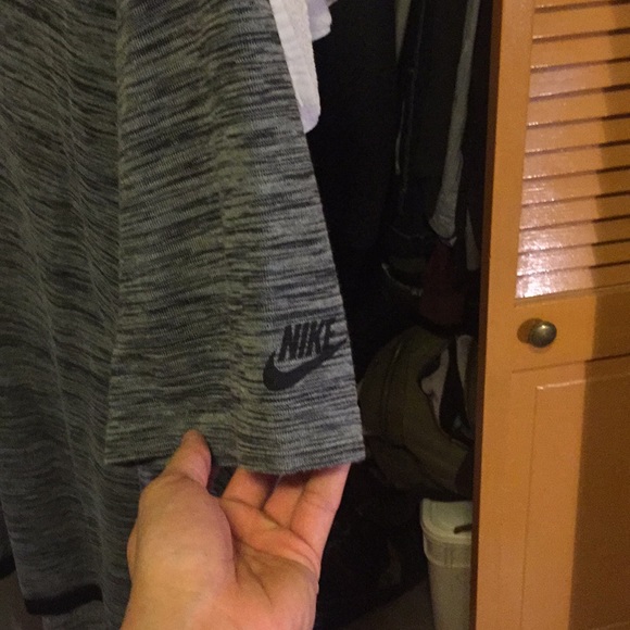 Nike top - Picture 5 of 5